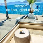 Villasonboard Rock 3 Bed, 3 Bath, Jacuzzi, Seaside Villa *