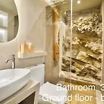 Villasonboard Rock 3 Bed, 3 Bath, Jacuzzi, Seaside *