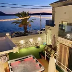 Villasonboard Rock 3 Bed, 3 Bath, Jacuzzi, Seaside