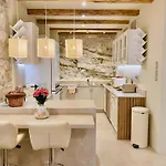 Villasonboard Rock 3 Bed, 3 Bath, Jacuzzi, Seaside Villa *