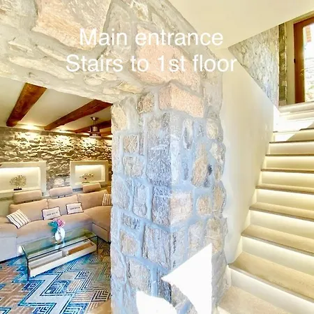 Villasonboard Rock 3 Bed, 3 Bath, Jacuzzi, Seaside Villa Hermione
