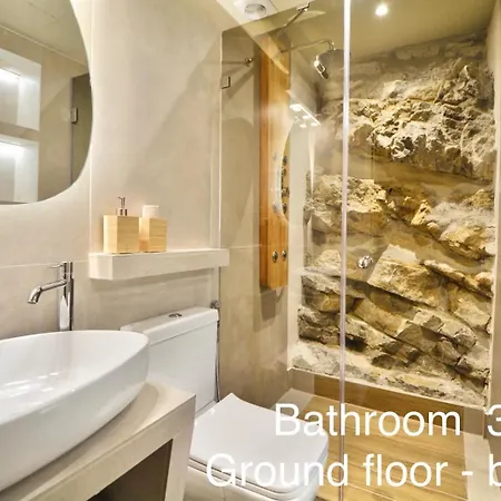 Villasonboard Rock 3 Bed, 3 Bath, Jacuzzi, Seaside *