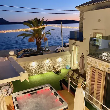 Villasonboard Rock 3 Bed, 3 Bath, Jacuzzi, Seaside