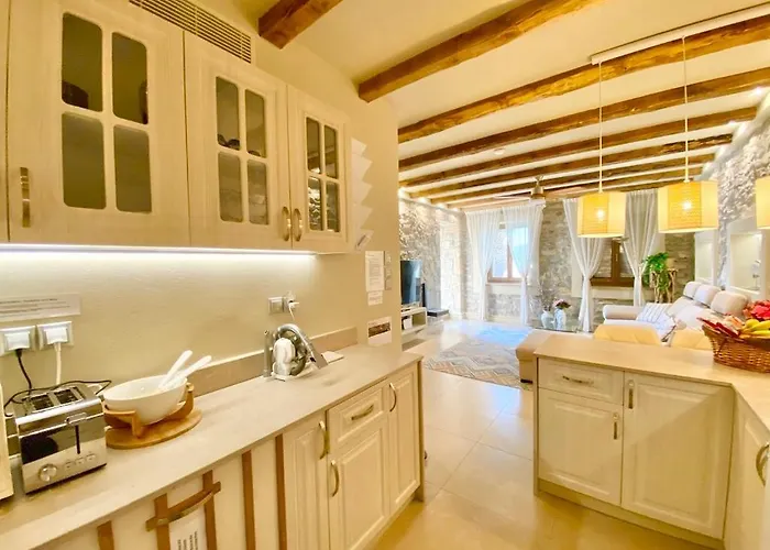 Villasonboard Rock 3 Bed, 3 Bath, Jacuzzi, Seaside Willa Ermioni