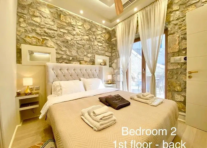 Villasonboard Rock 3 Bed, 3 Bath, Jacuzzi, Seaside Villa *