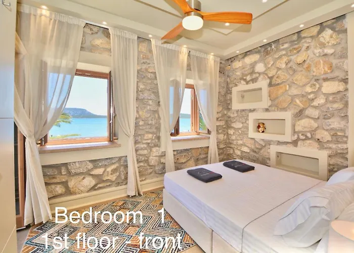 Villasonboard Rock 3 Bed, 3 Bath, Jacuzzi, Seaside