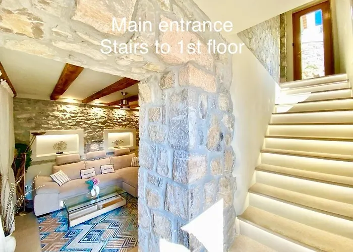 Villasonboard Rock 3 Bed, 3 Bath, Jacuzzi, Seaside Willa Ermioni