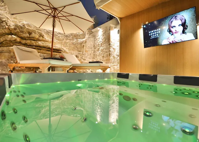 Willa Villasonboard Rock 3 Bed, 3 Bath, Jacuzzi, Seaside *