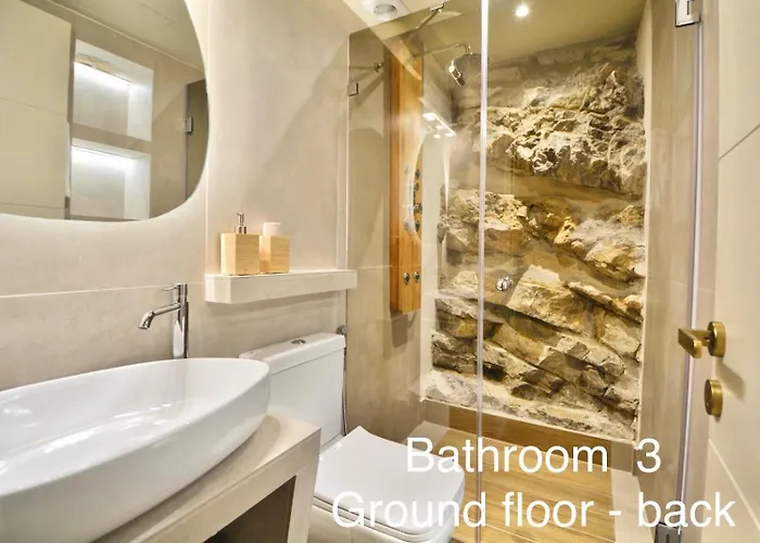 Villasonboard Rock 3 Bed, 3 Bath, Jacuzzi, Seaside *