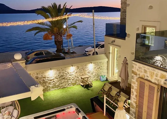 Villasonboard Rock 3 Bed, 3 Bath, Jacuzzi, Seaside