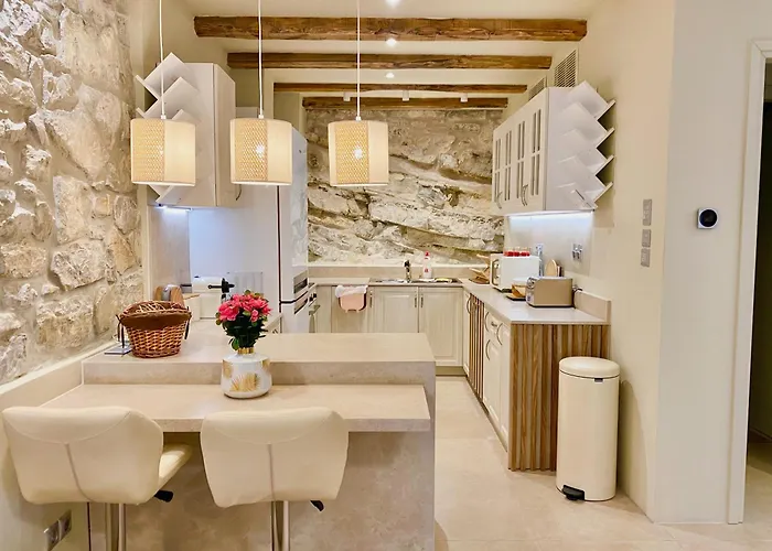 Villasonboard Rock 3 Bed, 3 Bath, Jacuzzi, Seaside Villa *